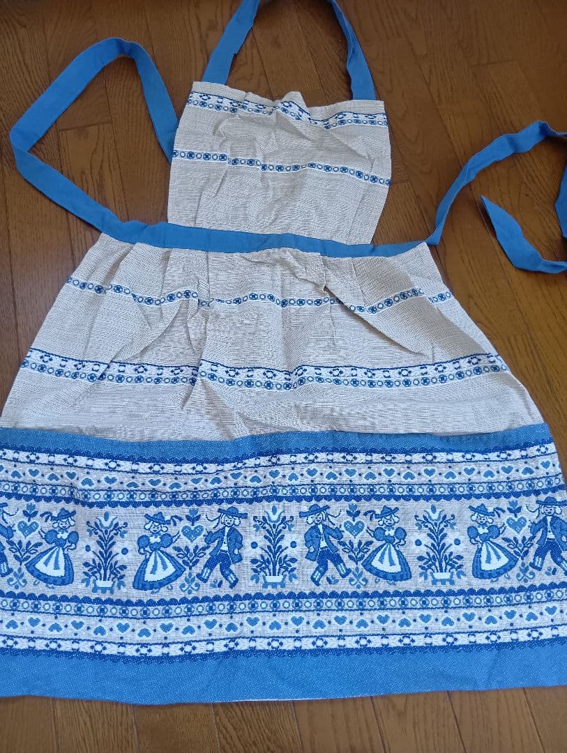 青とベージュの刺繍チロルエプロン